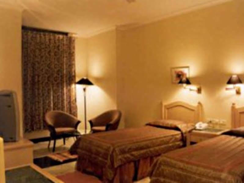Aditya Hotel Ludhijána Kültér fotó